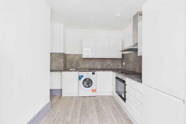 Flat 2, 304, Bethnal Green Road, London photo 2