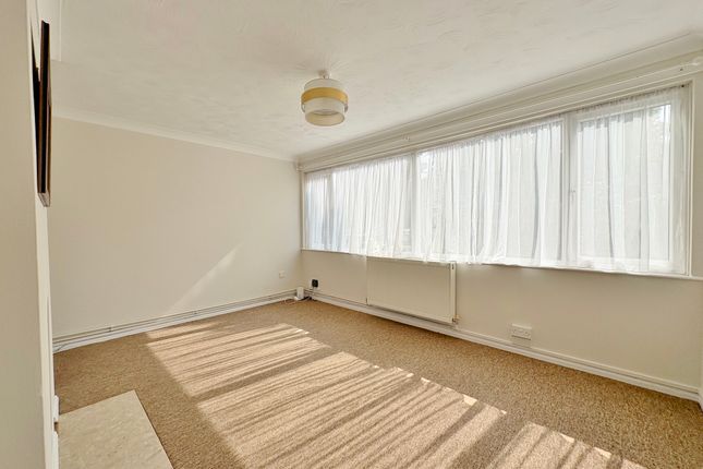 60b, Copsey Grove, Portsmouth photo 3