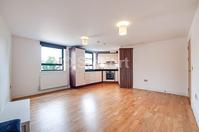 Flat to rent in Junction Road, London