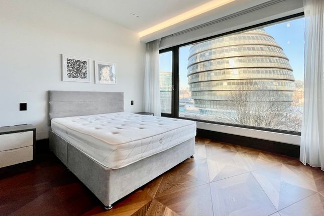 Flat to rent in Blenheim House, Crown Square, London