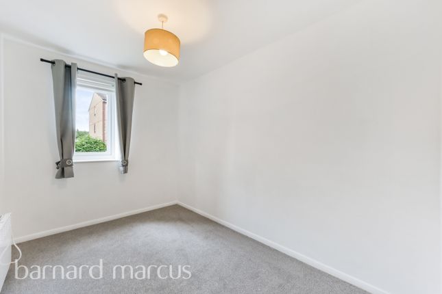 206, Redford Close, FELTHAM photo 2