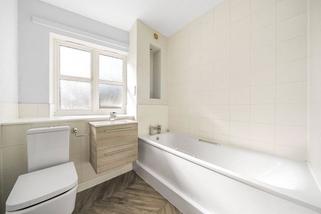 56, Kingfisher Drive, Greenhithe photo 4