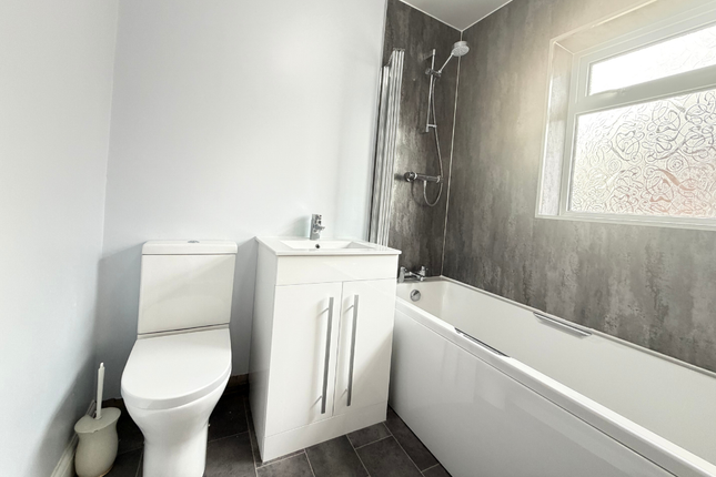 57 Parkwood Road, Leeds photo 2