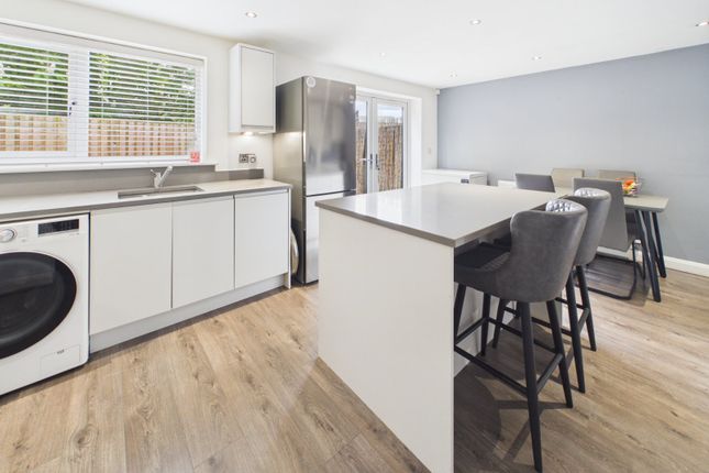14, Woodend Manor, Mossley photo 3