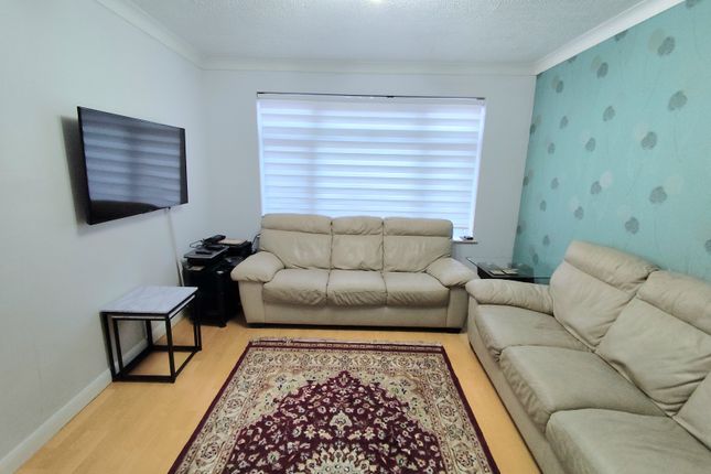 35, Rushdon Close, Grays photo 2