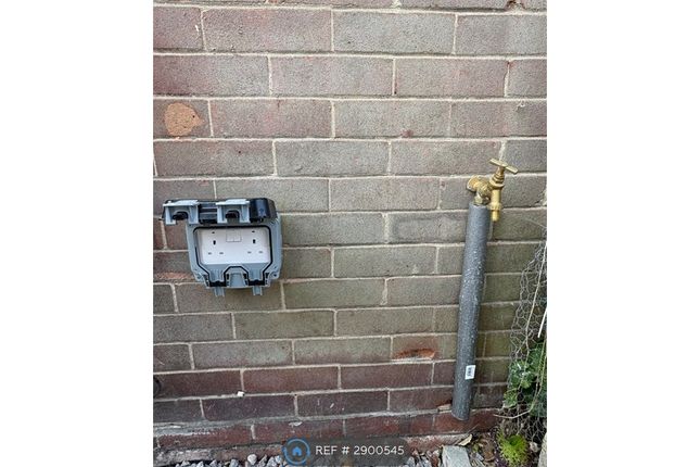 Bain Avenue, Camberley photo 3
