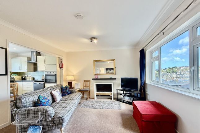 9 Dolphin Court, Overgang, Brixham photo 2