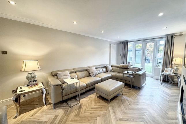 8 Lynton Crescent, Manchester photo 4