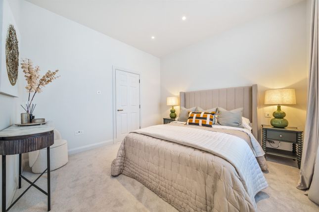 Flat to rent in Westbourne Park Road, London
