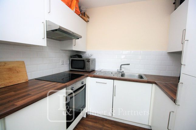 Flat 3, 15a, High Street, Essex photo 4