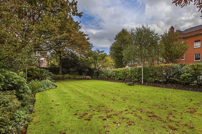 46, Oakwood Court, LONDON photo 2