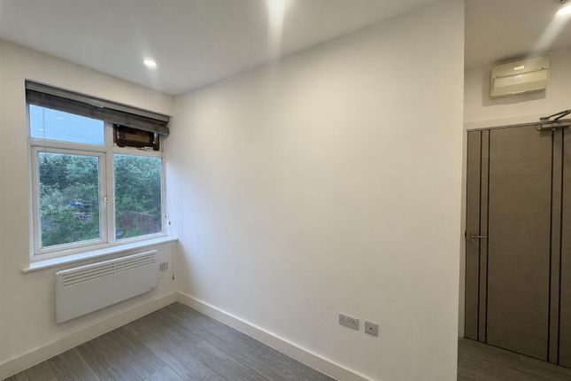 44, Hook Rise North, Surbiton photo 3