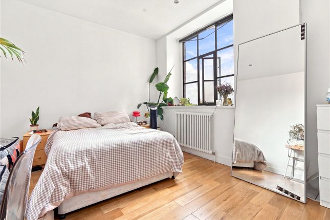 Flat 9, Saxon House, 1, Thrawl Street, London photo 3