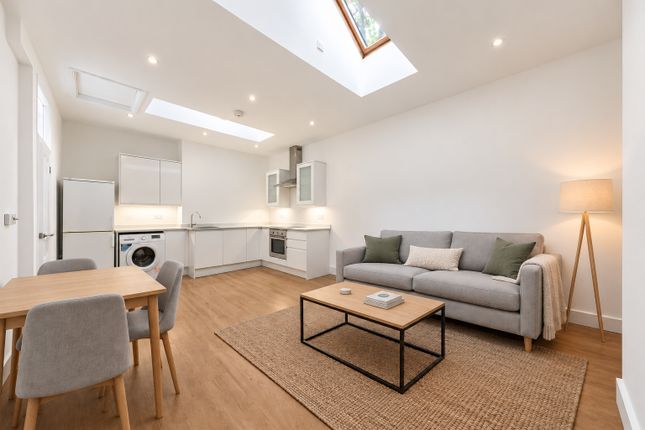 1-bed terraced on Victoria Mews, London, £2,000/mo