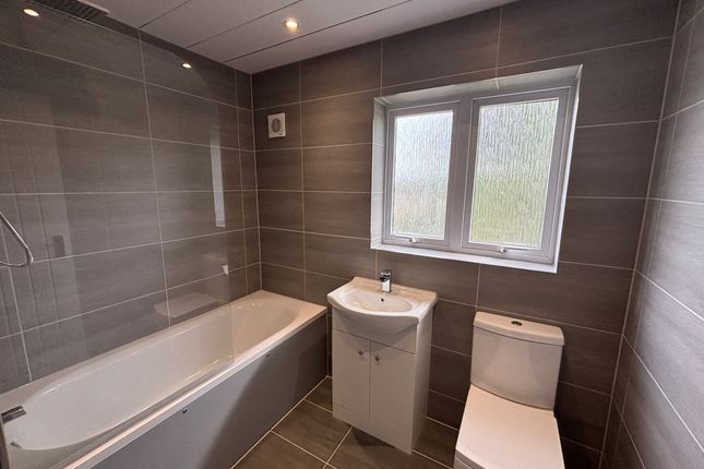 4, Staynton Crescent, HUDDERSFIELD photo 4