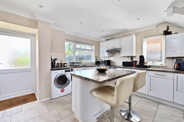 93, Beaulieu Gardens, Camberley photo 2