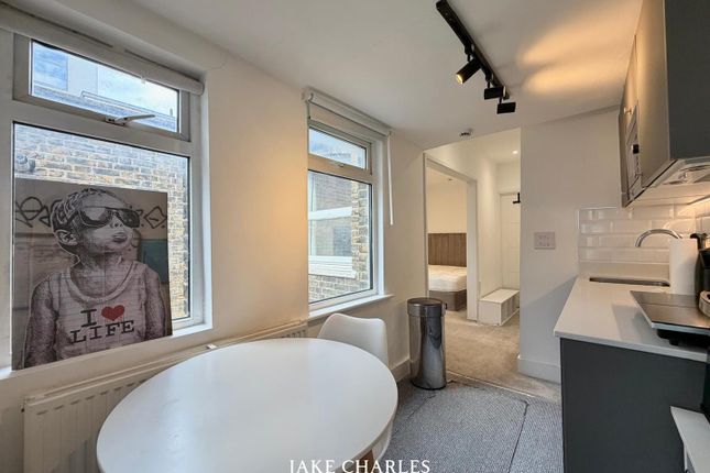 Room 4, 121A, Wandsworth High Street, London photo 2