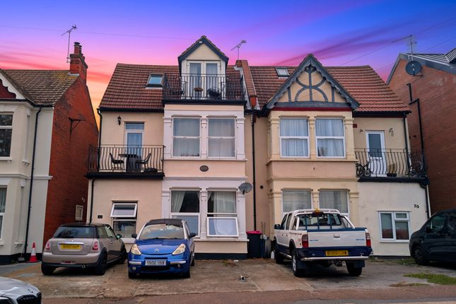 2-bed flat on Grosvenor Road, Westcliff-on-Sea, £130,000