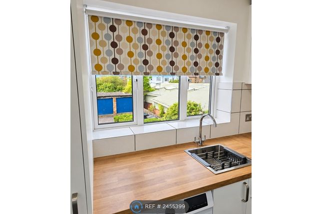 Flat, Windsor Court Friern Barnet Lane, London photo 4