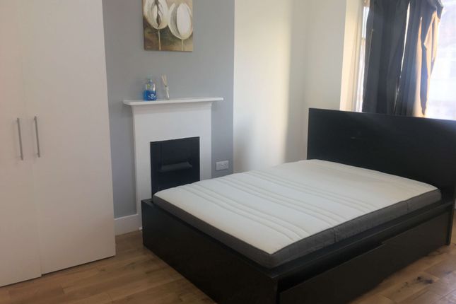 Thumbnail Room to rent in Queen Annes Gardens, Mitcham