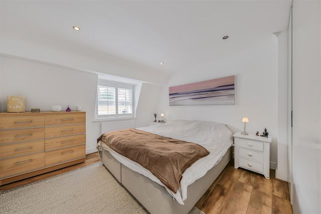 Mews house for sale in Elnathan Mews, London