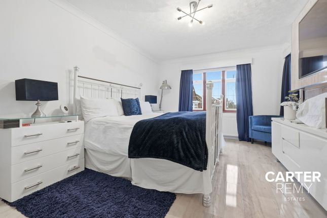 37, Woodward Close, Grays photo 2