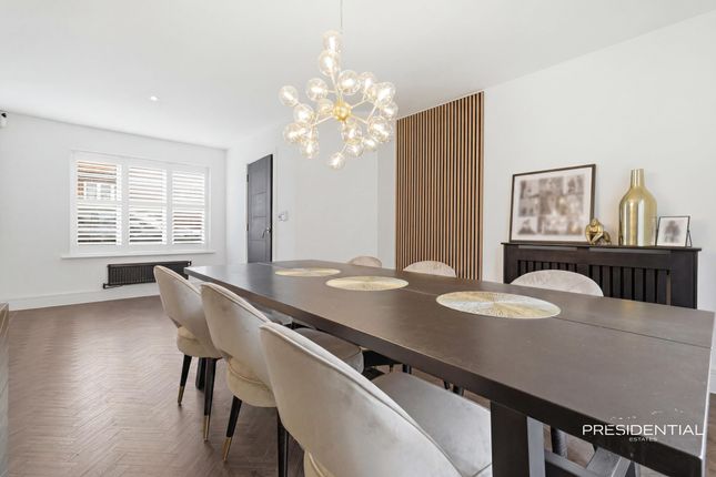 7 Mountain Ash Close, Chigwell photo 4