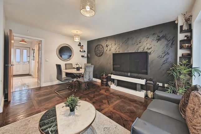 10, Meyers Close, Slough photo 3