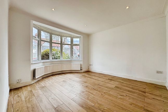 16 Fairfield Crescent, Edgware photo 3