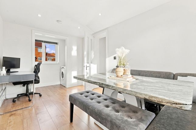 34 Roding Way, Wickford photo 4