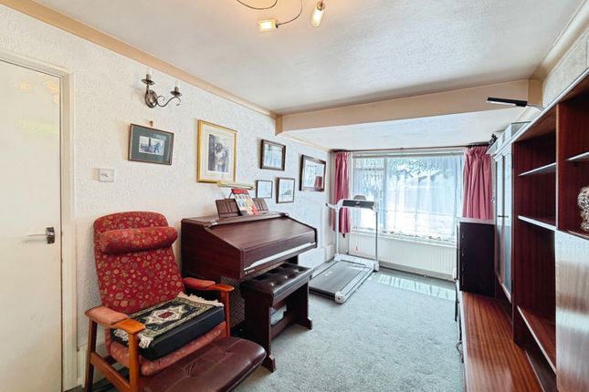7, Robin Close, Ash Vale photo 4