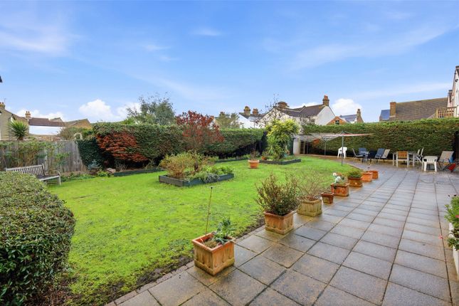 Flat 11, Pembridge Court,, Riviera Drive, Essex photo 2