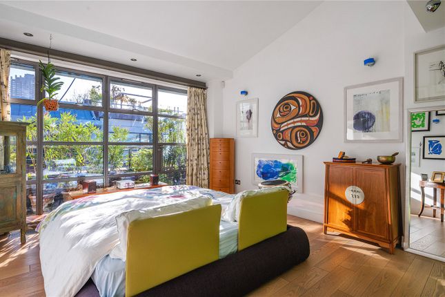 Flat for sale in The Roof Terrace Apartments, 5 Great Sutton Street