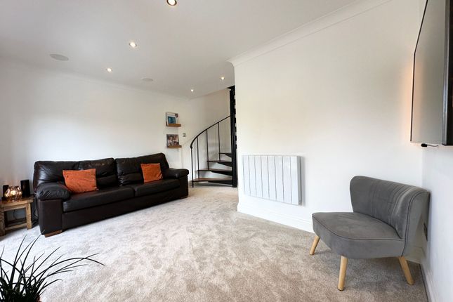 14c Heybridge Drive, Wickford photo 3