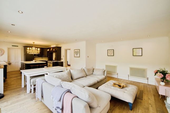 78, Oaklands Grove, High Road, Broxbourne photo 4