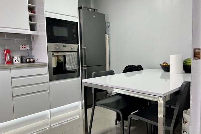 Room to rent in Malmesbury Road, London