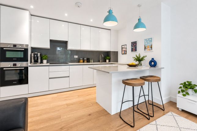 Flat 5, 18, Ellingfort Road, London photo 2