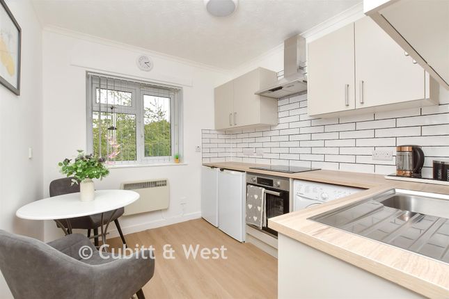 Rowan Mead, Henbit Close, Tadworth photo 4