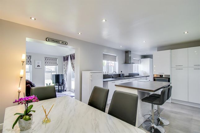 8, Harwood Close, Wakefield photo 2