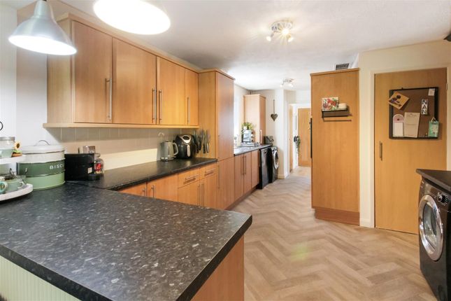 5, Hunters Close, Darlington photo 4