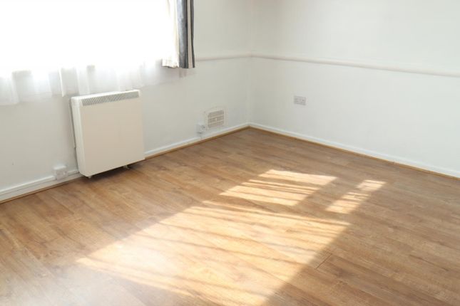 Flat 6, Scotfield Court, Handcross Road, Luton photo 4