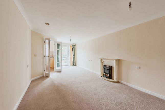 Flat 17, Lewis Court, 65, Linkfield Lane, Redhill photo 2