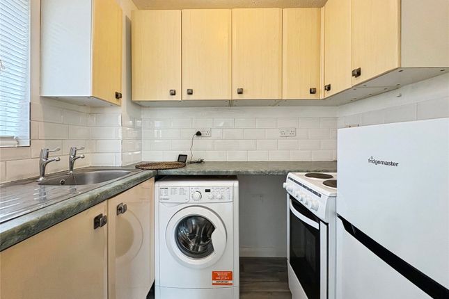 21, Rushmoor Gardens, Reading photo 4