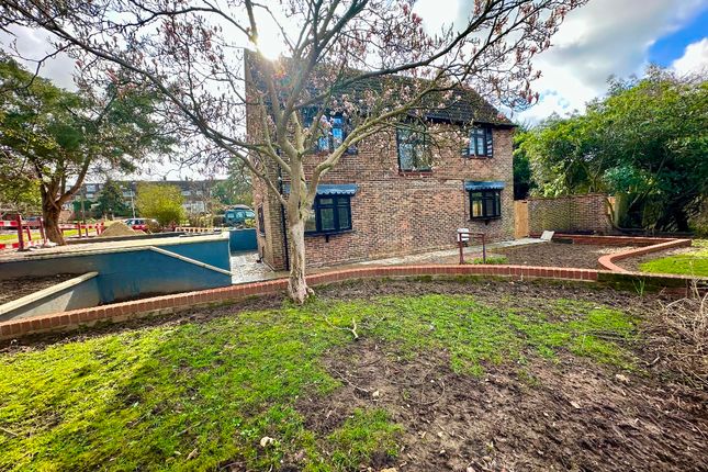 51 Priory Grove, Romford photo 2
