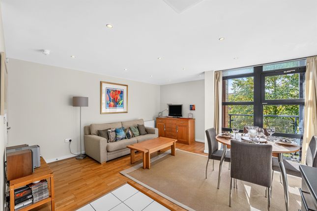 Flat 8, Gloucester House, 21, Scott Avenue, London photo 2