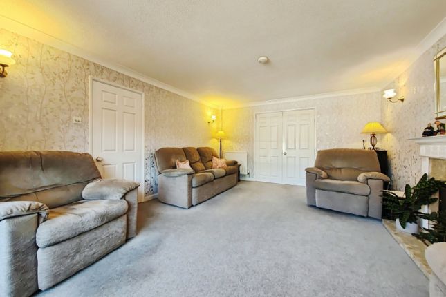 7, Thorpe Close, Wokingham photo 3