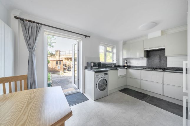 35, Turners Meadow Way, Beckenham photo 2