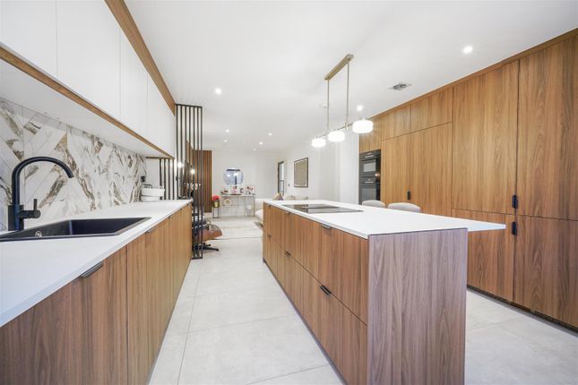 2 Sir Alexander Close - Qosgm75Xrzavyq9Qhsmq.Jpg