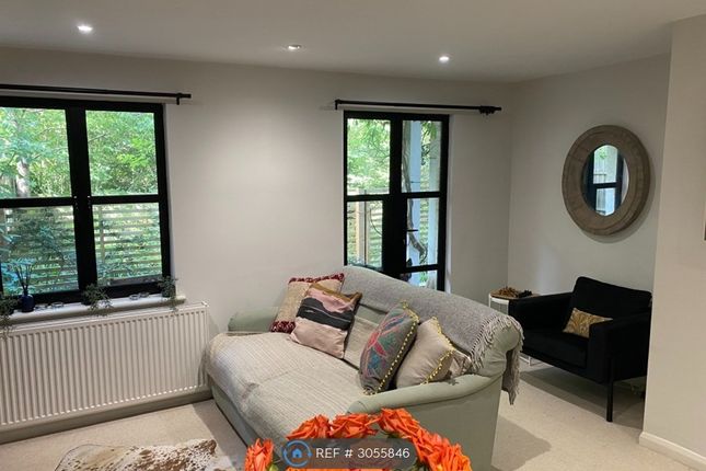 Flat, Victoria Crescent, London photo 4