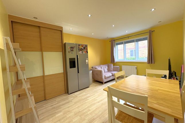 30, Springwood Crescent, Edgware photo 4